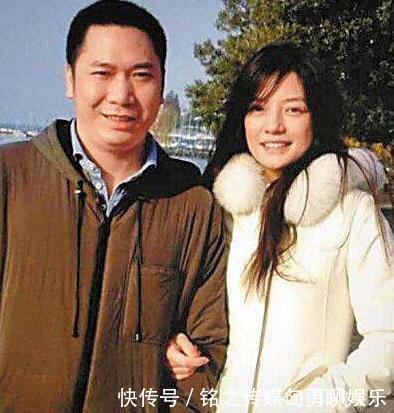  「正面」赵薇21岁继子正面照曝光，清秀帅气小鲜肉一枚，怀抱小四月感情好
