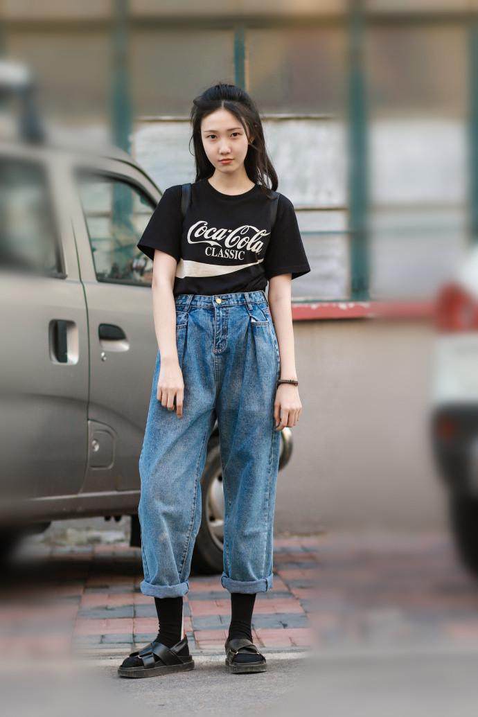 街拍：牛仔裤的风情，小姐姐们演绎出各自的特色，图三好高贵