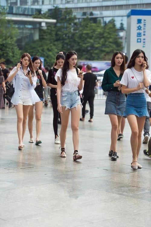 街拍：小姐姐他们时尚的装扮显得那么成熟！