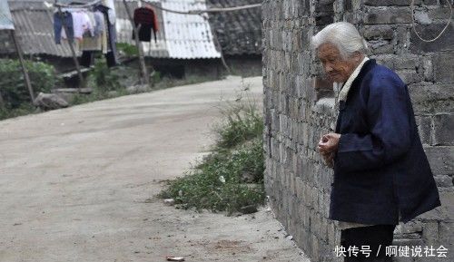 农村87岁盲人独居,一天只能吃一顿,家里唯一的