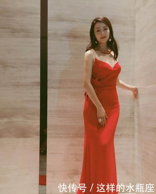 陶虹这件红裙子正面看极其平淡, 但她转身瞬间, 整个世界都静止了