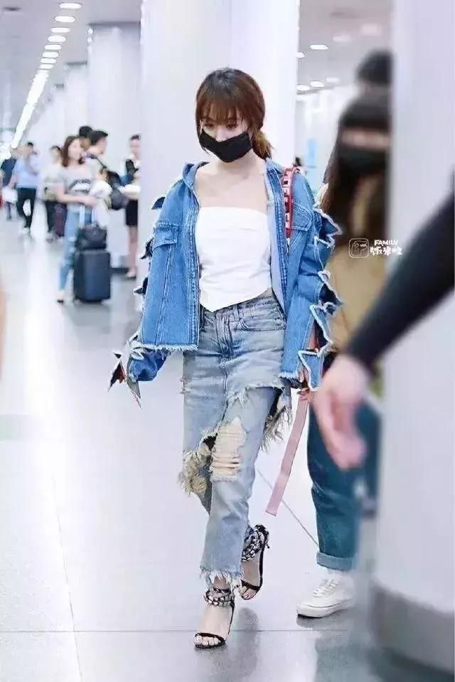 蔡依林性感T恤大露背，却被网友吐槽内衣款式太大妈