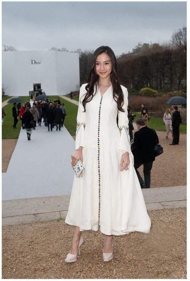 你还在嫌弃防水台鞋子丑?Baby换了无数条裙子，就是不换这双鞋!