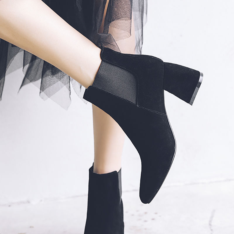 凉鞋该OUT了!早秋火了一批:高跟裸靴，7080女人穿很洋气