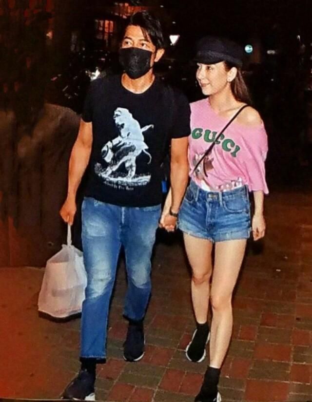 35岁韩雪和18岁欧阳娜娜穿同款短袖，哪里看得出来相差17岁