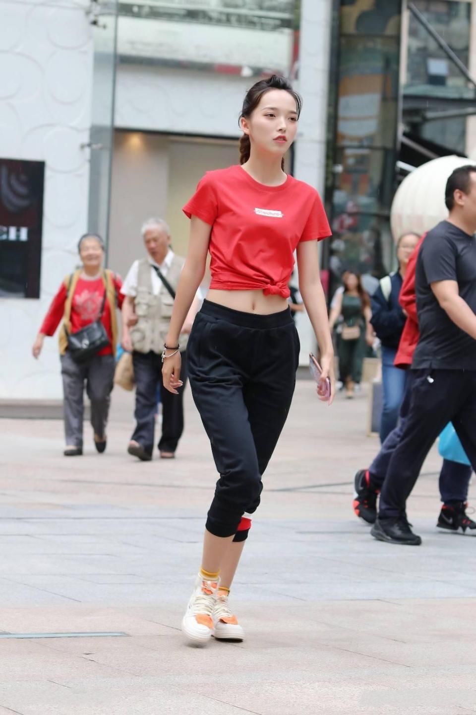 街拍：小姐姐身材矮小，长了一张娃娃脸，非常的清纯可爱。