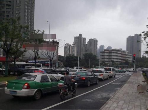 三下双闪是什么意思？老司机提醒：公认的五大灯语，安全又礼貌