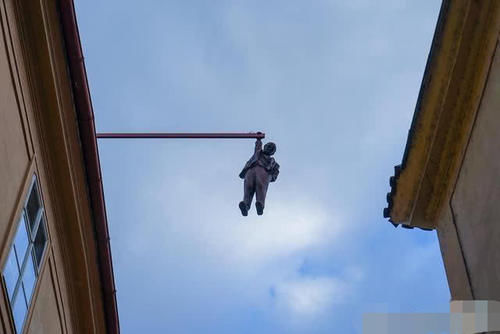 一座经常引起误会的雕塑,看到的游客九成会报警,雕像的样子你很