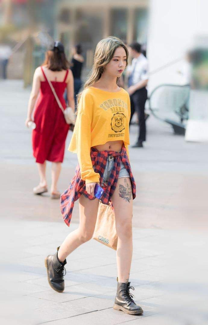 街拍:同样穿的短裤，图六辣妈深绿色上衣配牛仔裤短裤很帅气