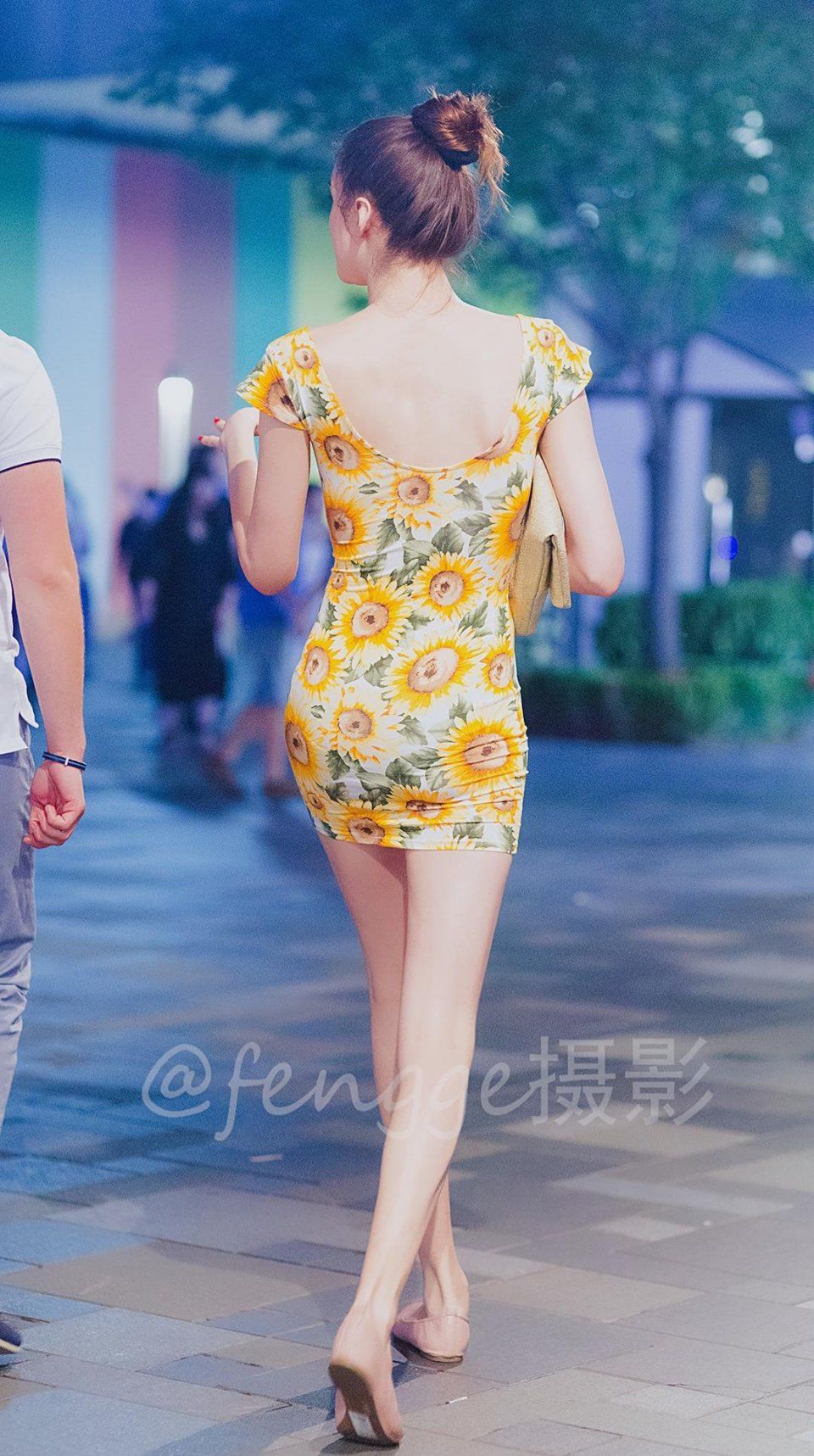 街拍：夜晚，身穿紧身小短裙的大美女来了，正面很美侧面有点凶