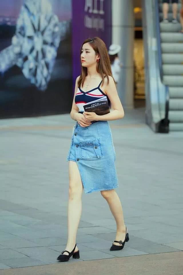 「小美女」街拍:小美女身穿印花连衣裙,脚踩尖头高跟鞋,散发出无限的魅力