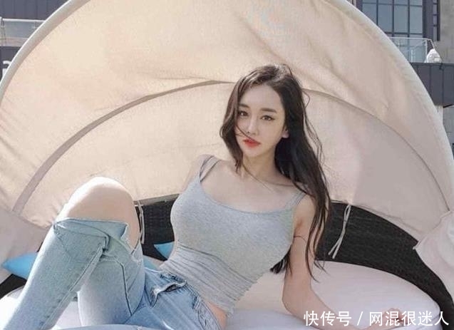  「穿着」牛仔裤提升自身优雅气质，展现文艺范十足的街头女神范