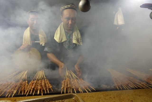 50岁大叔在海边卖羊肉串，4元一串，一天至少卖出3万串，赚翻了!