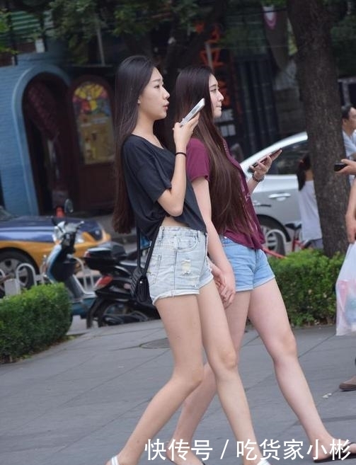 吸睛@街拍:不同年龄段的姐妹花,她们的衣品也大不相同,哪对更吸睛