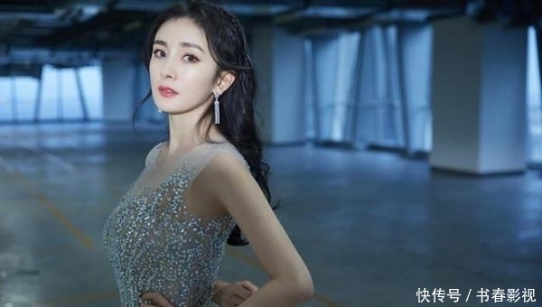 杨颖■当两人同穿亮片长裙时，一个美如仙一个嫩如花，京有杨幂港有杨颖