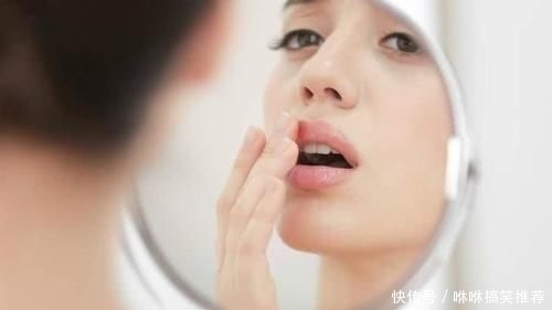 『女生』女生有这5个习惯,会让嘴唇变丑尤其第2个,不改掉难提升颜值