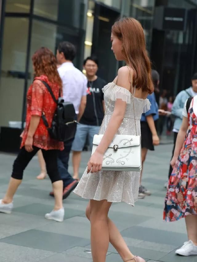  「配上一双」小姐姐分享礼物:一双黑色的小高跟鞋,尖头设计,超级漂亮!
