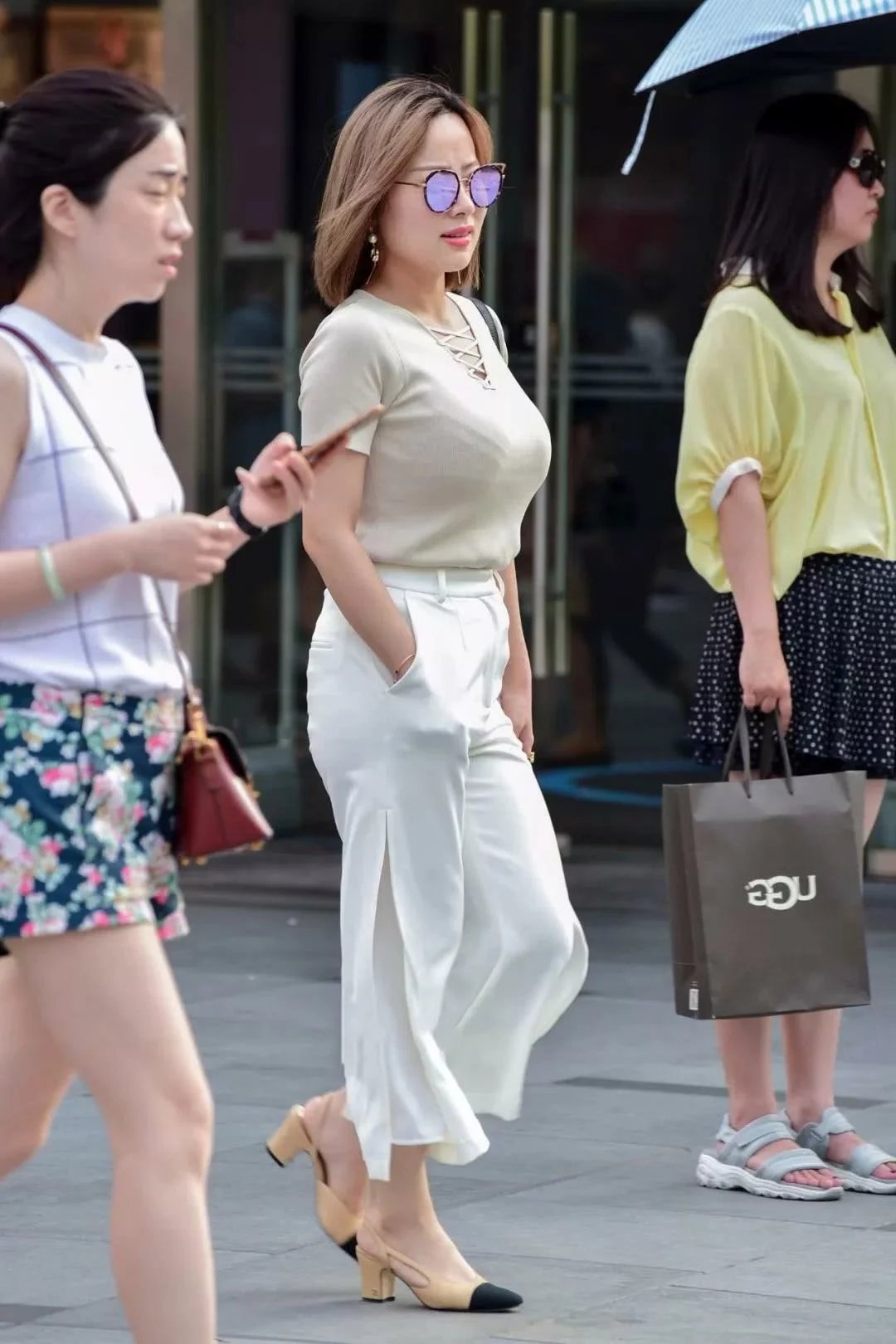 街拍：小姐姐披肩发型给她带来了几分可爱的气息，性感的红唇很是