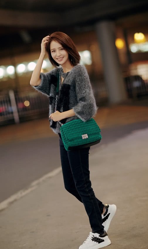 佟丽娅背着“毛衣包”拍照，这是自己的编织的？简直太好看了