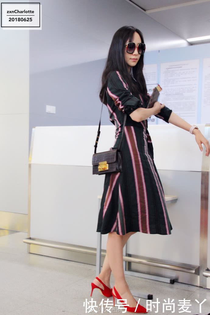 韩雪穿连衣裙现身，透明包包毫无隐私可言，网友：里面都看到了！