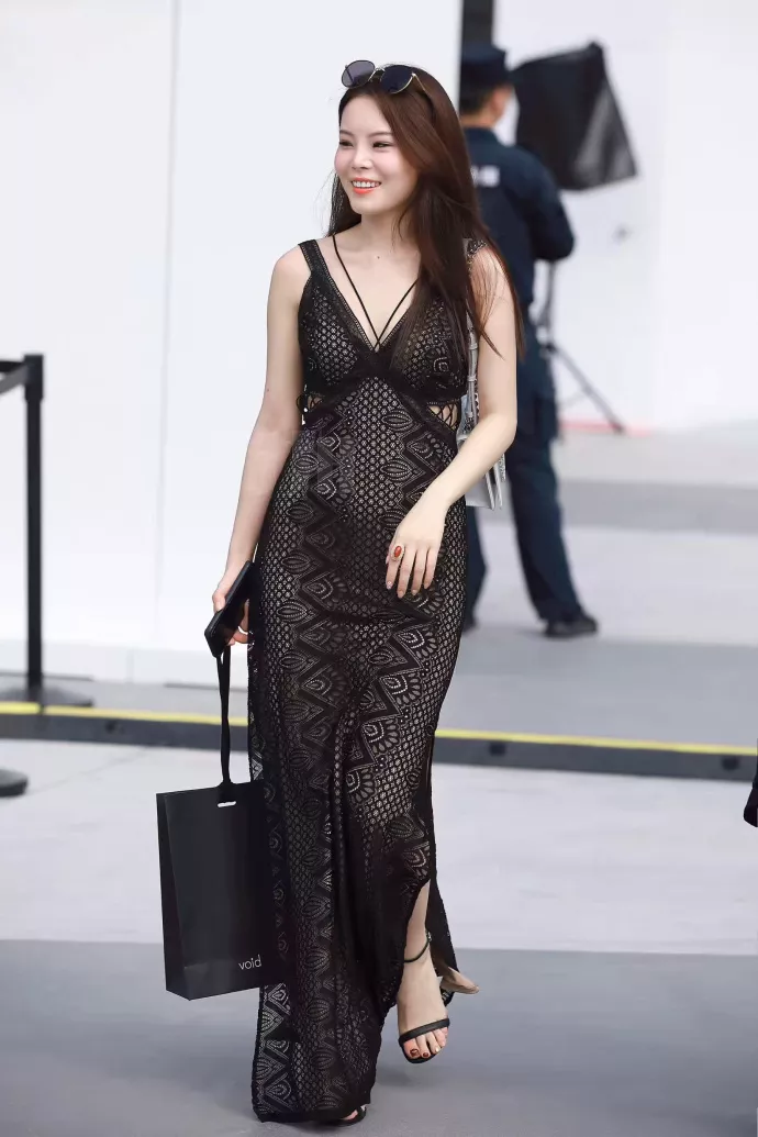 路人街拍，蕾丝吊带深V修身长裙，可以当晚礼服