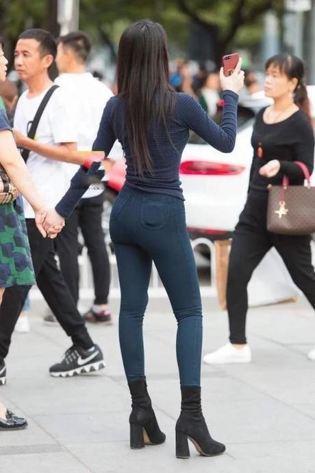 街拍: 紧身裤的气质美女, 这迷人的背影赚足了眼球!