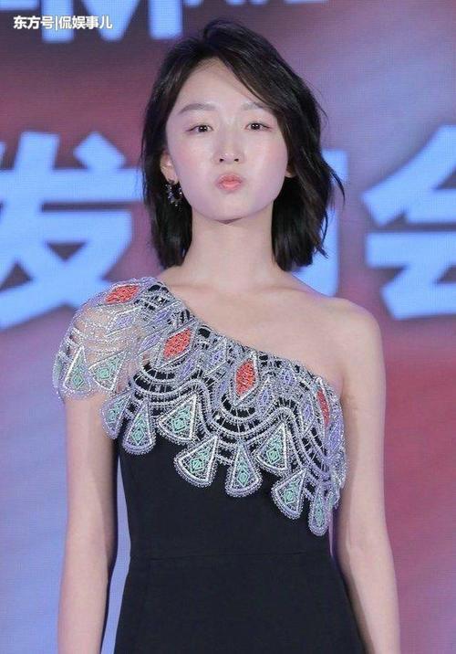 周冬雨好尴尬！斜肩裙撑不起来一直掉，网友：别扯了没啥可看的！