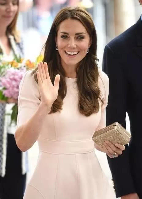 梅根参加王室活动，这一次终于穿对衣服了，可惜发型却成了最大败