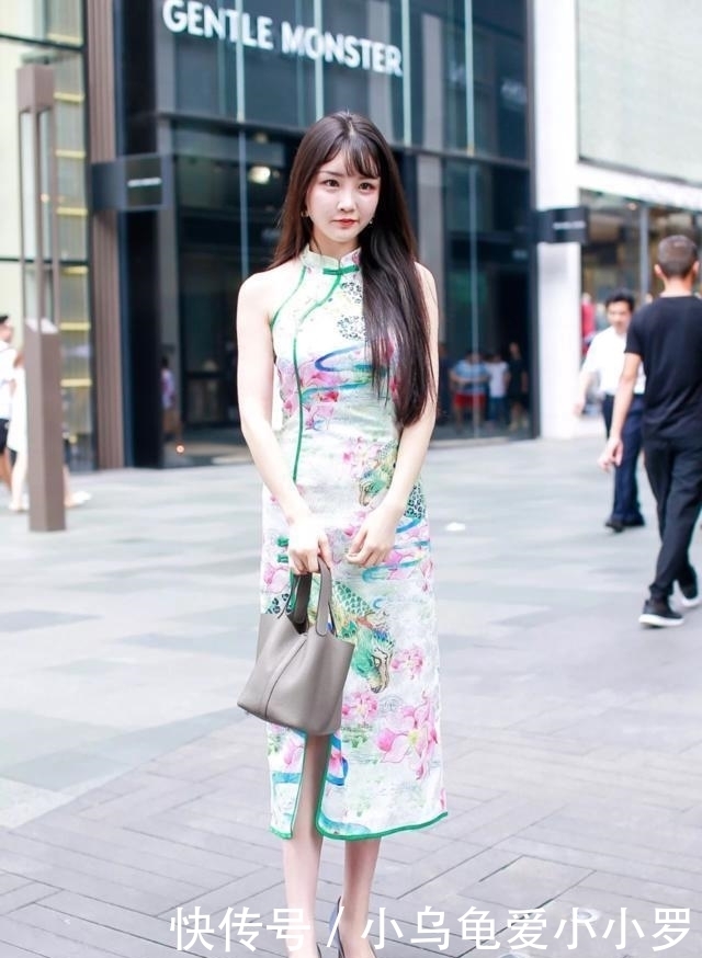 「动人」街拍:女神范的小姐姐,身材紧致动人,让人难忘