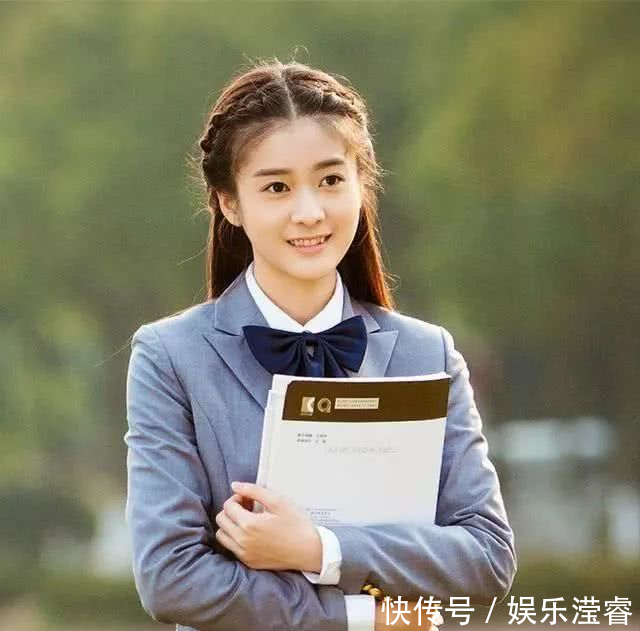 初恋脸张雪迎已经长大，背带裤清新可人的她浓妆更惊艳！