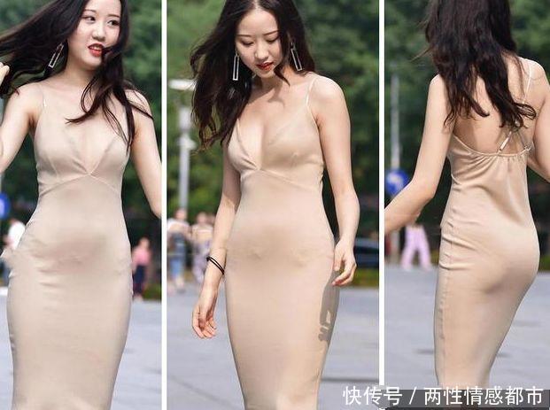 这样身穿吊带包臀裙的美女,你的心里是否喜欢呢?