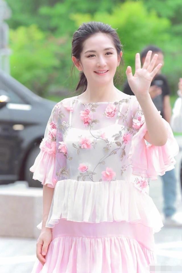 谢娜穿对衣服太美了，粉色薄纱裙超养眼，网友:不愧是太阳女神