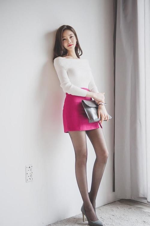 春天里，丝袜与短裙玩转回头率更美丽！