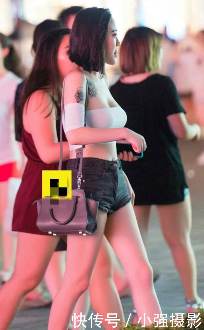 跨宽腰细的时尚小姐姐一字肩裹胸，裹出浑圆润滑的自然胸围，尽显