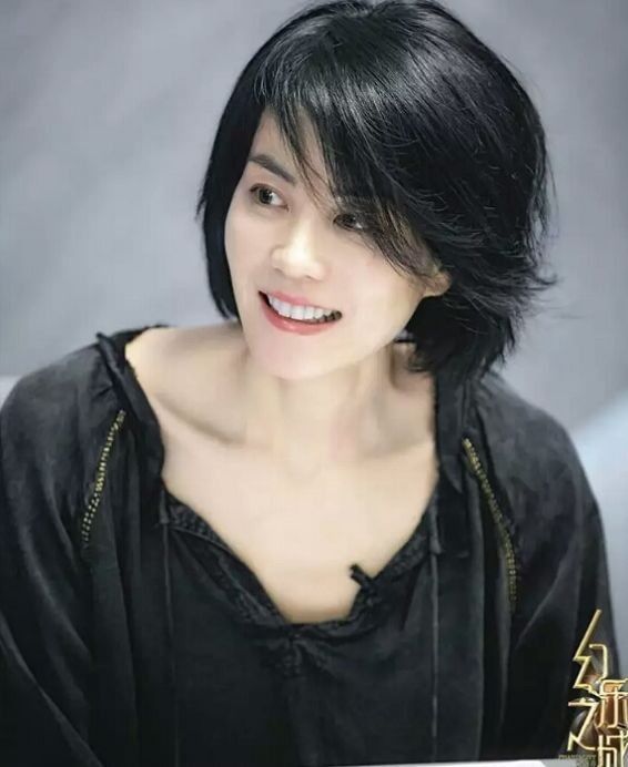 49岁王菲上综艺!红了这么多年还是气质精，时髦穿搭成范本