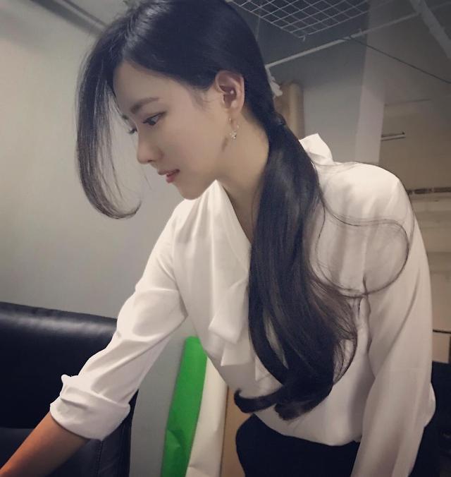 街拍：清凉美腿青春活力无极限，女人整洁的穿搭