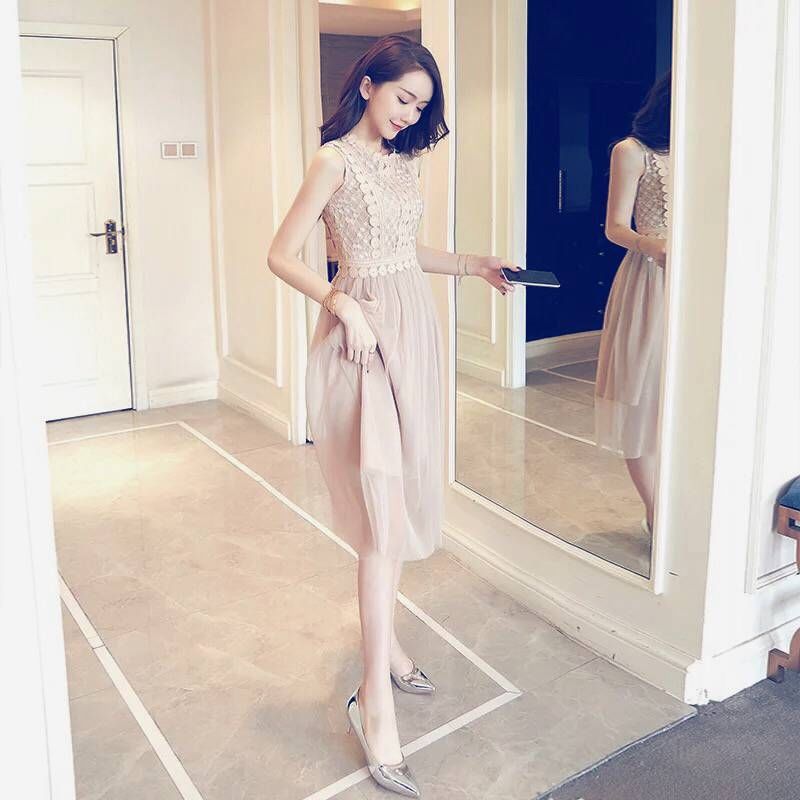 35岁的女人就该这么打扮,蕾丝裙+高跟鞋,嫩的像25还显气质