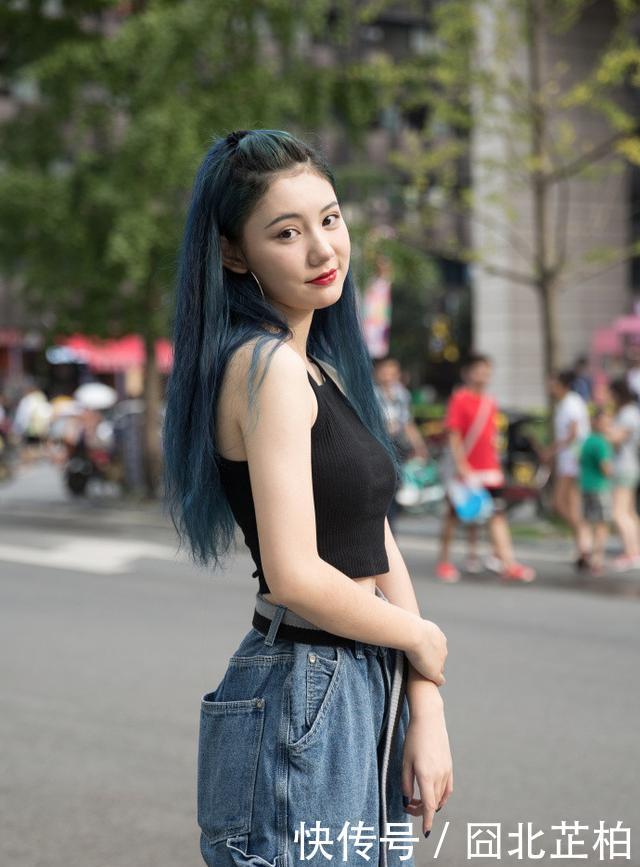 「白鞋」街拍:图八面容精美的小姐姐,过膝的黄色T恤搭配小白鞋时尚性感