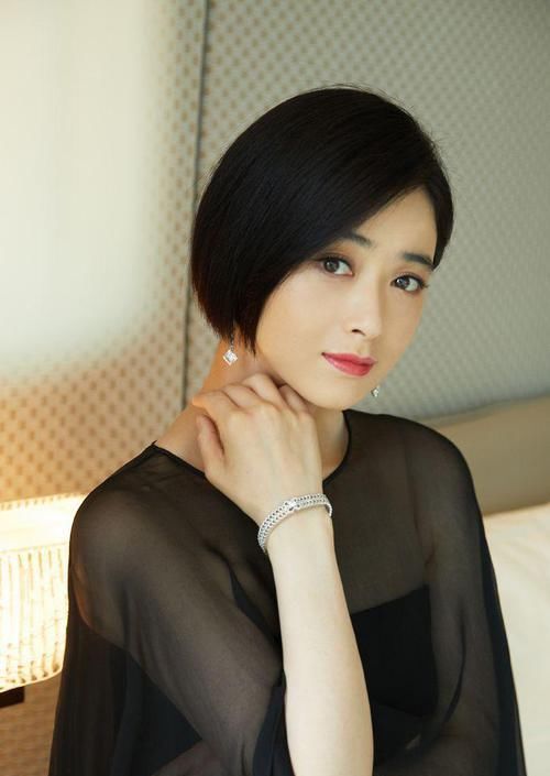  「显得」脸上有这4个特征的女人，可别”犯傻“剪短发，小心真的变大妈