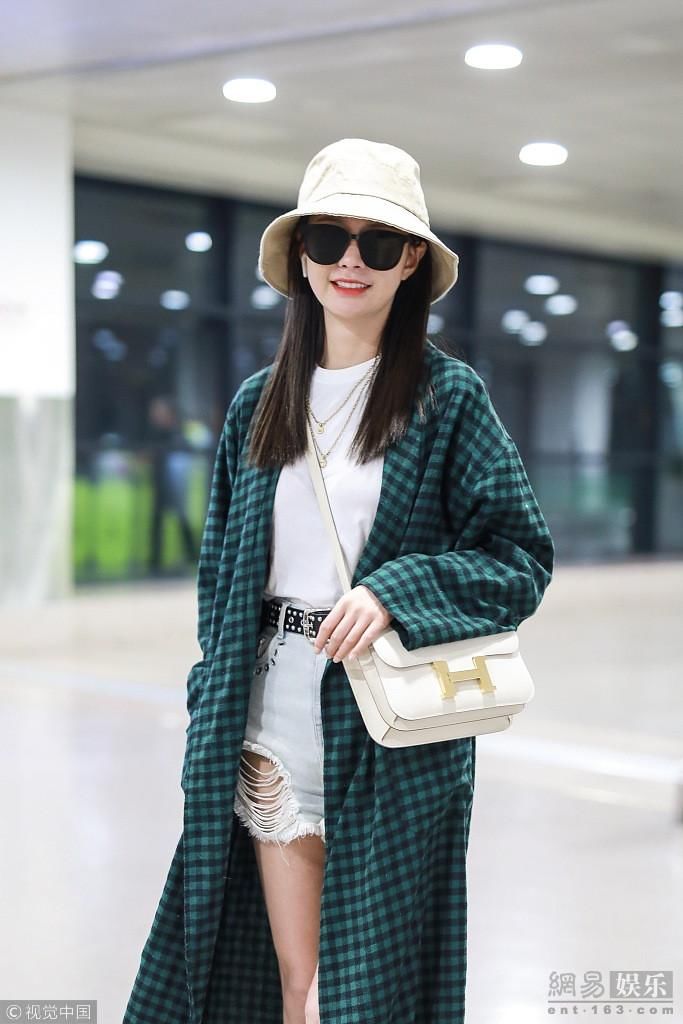 沈梦辰露雪白美腿 戴墨镜扶帽走出超模范