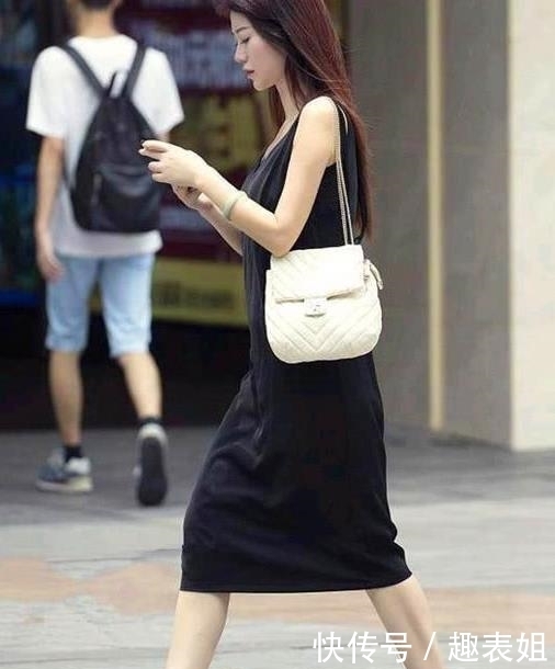  衬托出|街拍：长发披肩的小美女，美丽的黑色连衣裙十分大方得体，衬托出美体的优雅气质