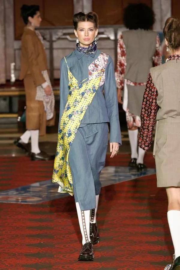 在唐人街的中餐馆打麻将，中式旗袍和解构西装完美结合，打造最中