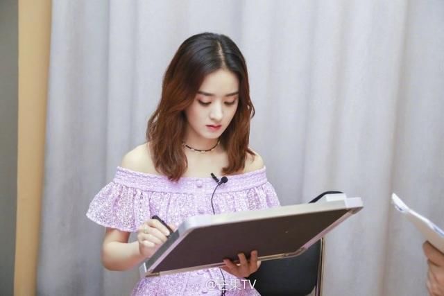 陈乔恩穿3000块牛仔裙依然少女，偏偏撞上赵丽颖，没了PS成这模样