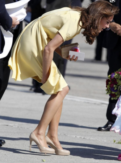 一阵风的尴尬，女王对凯特王妃下达“服装禁令”，再也没看到她穿