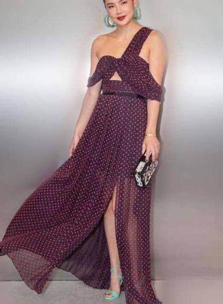 140斤乐基儿胆真大！只靠一个蝴蝶结挡住上半身，网友：真敢穿