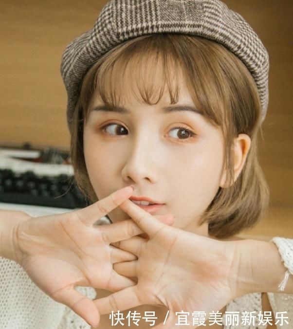 【写真】小姐姐拍写真演绎英伦风, 模样清甜, 一身穿搭超适合校园女生