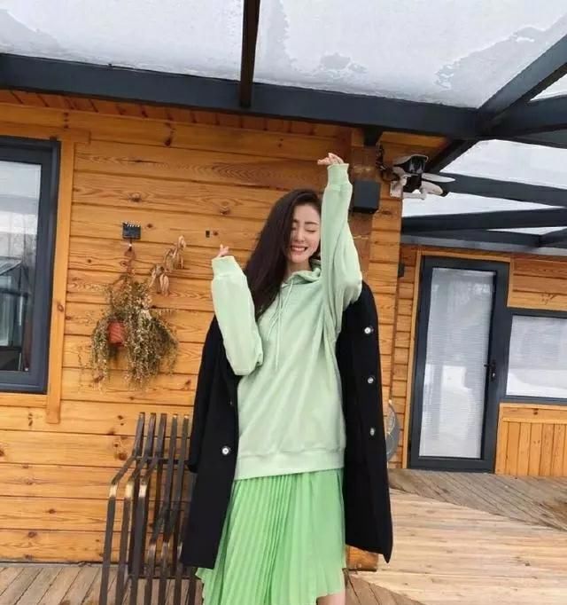 #穿搭#春夏季节怎么穿?一件卫衣都能玩出“新花样”,休闲简约又好看