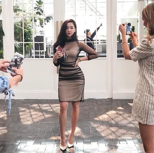  时尚■街拍穿搭打底裤的小姐姐，时尚靓丽，彰显出曼妙曲线