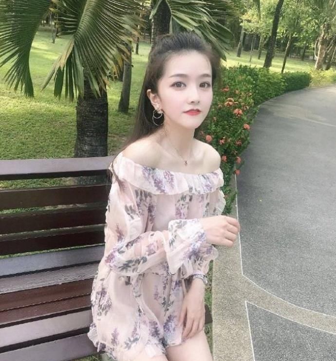  「不失」街拍：优雅性感又不失可爱的小姐姐，秀出精致的身材曲线！