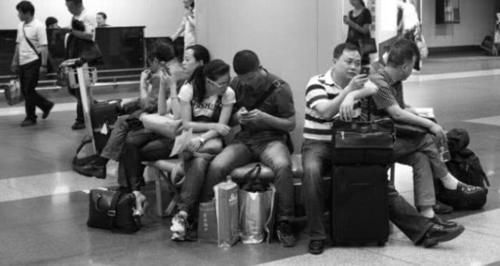  明明■飞机明明2小时就可以到达，为什么大多数人却宁愿乘坐一天